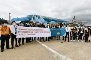Việt Nam đón chuyến bay chở khách du lịch quốc tế đầu tiên theo chương trình thí điểm