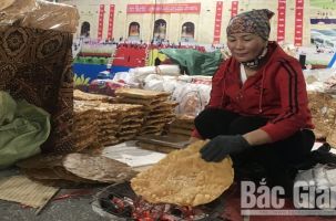 Bánh đa Kế (Bắc Giang) hút khách tại Hội chợ Thương mại -Du lịch quốc tế Việt -Trung