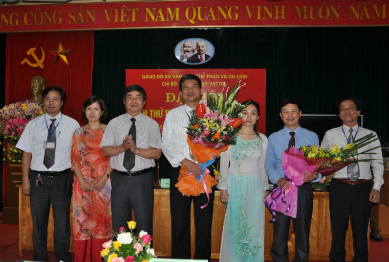 Đồng chí Nguyễn Thế Chinh, Giám đốc Sở và Đồng chí Dương Hồng cơ Phó Giám đốc Sở tặng hoa chúc mừng BCH mới ra mắt