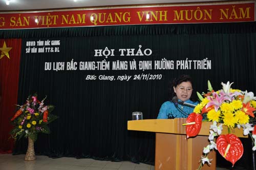 Bà Hoàng Thị Hoa-GĐ, SVHTTDL phát biểu trong Hội thảo