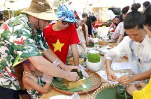 Du khách quốc tế gói bánh chưng, ăn Tết Việt