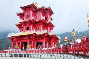 Tháp chuông Hoa Nghiêm, Khu du lịch tâm linh - sinh thái Tây Yên Tử hút khách tham quan