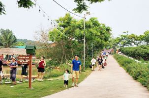 Vé máy bay tăng, các tour đường bộ hút khách