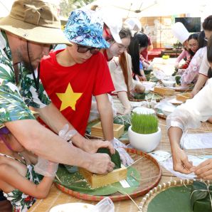 Du khách quốc tế gói bánh chưng, ăn Tết Việt