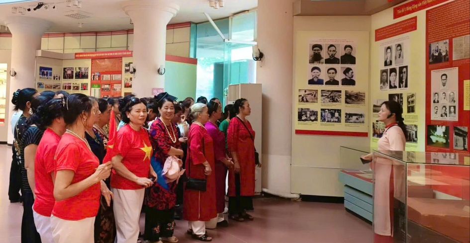 Phát huy vai trò của hướng dẫn viên du lịch trong quảng bá du lịch địa phương