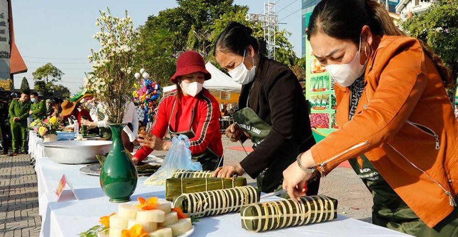 Đặc sản bánh chưng Vân