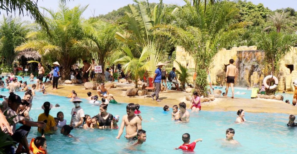 Du khách tấp nập đến với Công viên giải trí Wedding Land, TP Bắc Giang