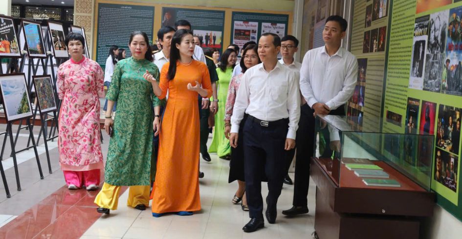 Trưng bày “Kỷ niệm 50 năm Ngày giải phóng miền Nam, thống nhất đất nước (30/4/1975 - 30/4/2025)” và “Văn học, nghệ thuật Việt Nam - 50 năm đổi mới và phát triển (1975 - 2025)”