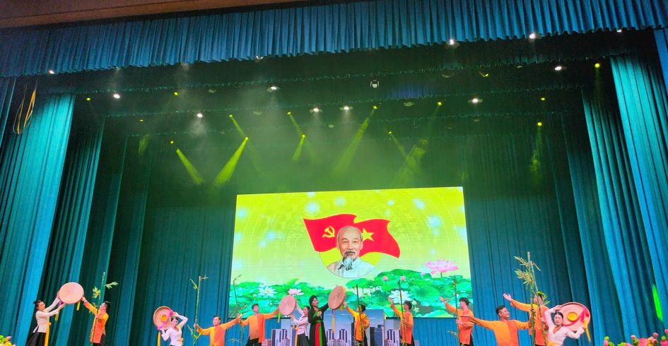 Tổng duyệt chương trình tham gia Hội diễn Nghệ thuật quần chúng toàn quốc “Tiếng hát Làng Sen” năm 2025