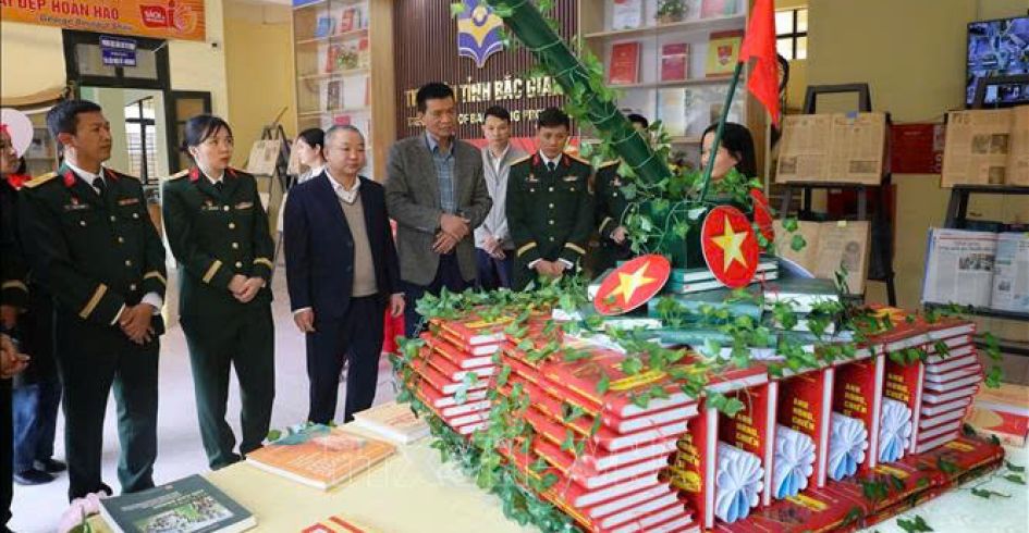 Thư Viện tỉnh: Trưng bày “Quân đội nhân dân Việt Nam – 80 năm tự hào truyền thống anh hùng”