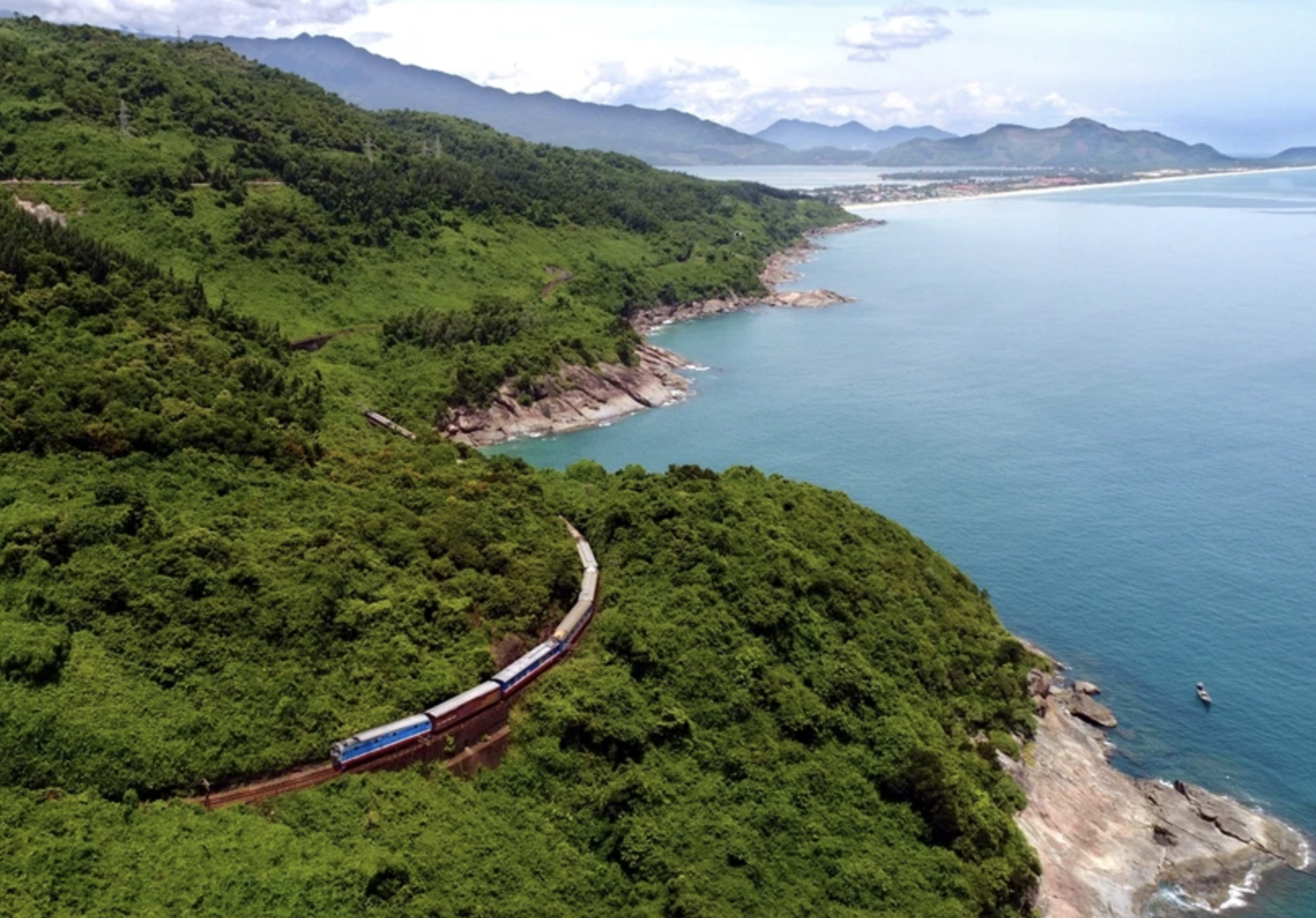 Tăng sức hút cho du lịch nội địa - Bài 2: Đa dạng hóa phương tiện vận chuyển, không phụ thuộc vào máy bay