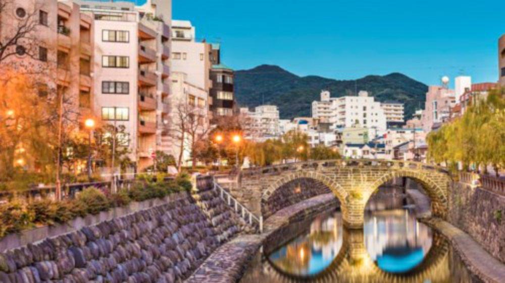 Tới thành phố Nagasaki, du khách có cơ hội tham quan một bảo tàng ngoại thương mới trong nhà thờ cổ nhất Nhật Bản hay qua bến cảng đầy cây xanh dẫn tới các tuyến đường đi bộ xuyên qua những ngọn đồi núi lửa. Tới thành phố Nagasaki, du khách có cơ hội tham quan một bảo tàng ngoại thương mới trong nhà thờ cổ nhất Nhật Bản hay qua bến cảng đầy cây xanh dẫn tới các tuyến đường đi bộ xuyên qua những ngọn đồi núi lửa.