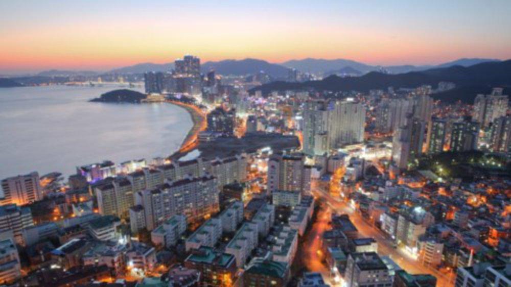 Vượt qua thủ đô Seoul, TP Busan là điểm đến hấp dẫn nhất tại Hàn Quốc ở thời điểm hiện tại. “Với phong cảnh đẹp, văn hóa đa dạng và ẩm thực hấp dẫn, Busan có nhiều hoạt động hiện đại phù hợp với mọi du khách”, tạp chí du lịch Lonely Planet đánh giá. Vượt qua thủ đô Seoul, TP Busan là điểm đến hấp dẫn nhất tại Hàn Quốc ở thời điểm hiện tại. “Với phong cảnh đẹp, văn hóa đa dạng và ẩm thực hấp dẫn, Busan có nhiều hoạt động hiện đại phù hợp với mọi du khách”, tạp chí du lịch Lonely Planet đánh giá.