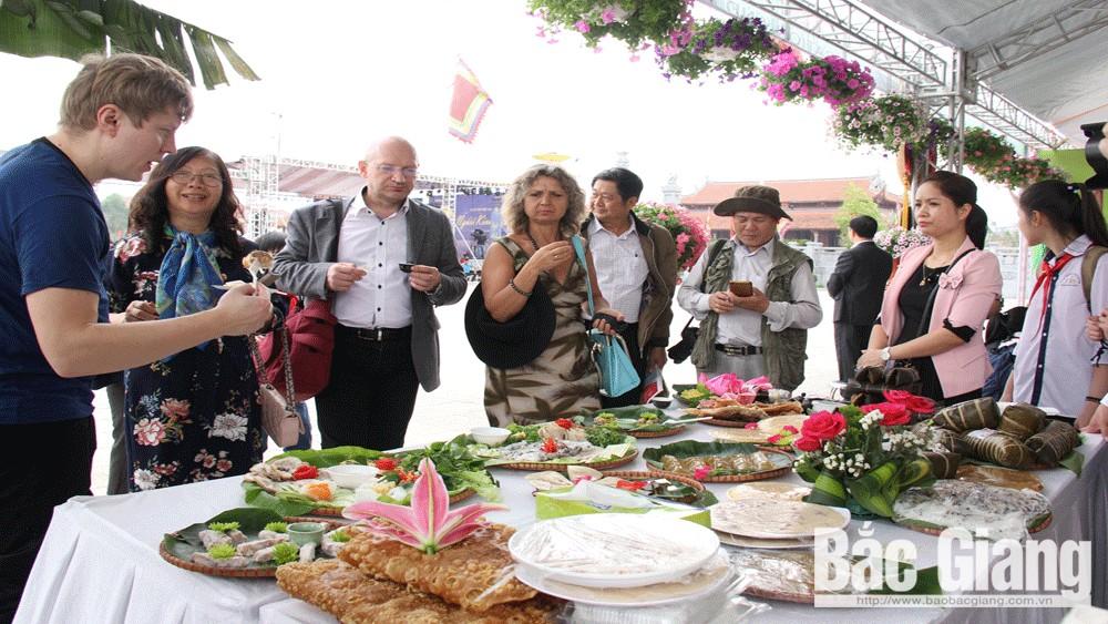 Du khách quốc tế tham quan gian trưng bày và thưởng thức ẩm thực tại Ngày Thơ Việt Nam được tổ chức tại Bắc Giang. Ảnh: Nguyễn Hưởng
