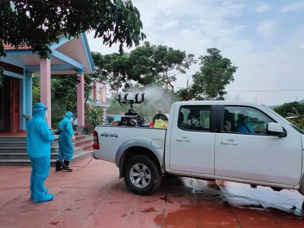 Lực lượng chức năng phun tiêu độc khử trùng ở thôn Kiệu Đông. 