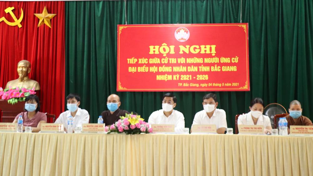 Các ứng cử viên tại buổi tiếp xúc cử tri. 