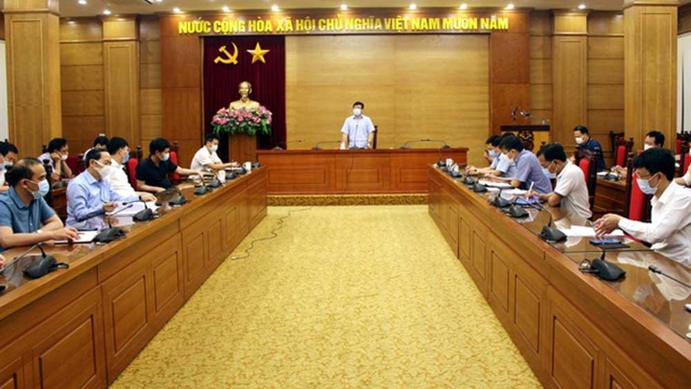 Ông Lê Duy Thành, Chủ tịch UBND tỉnh, Trưởng Ban Chỉ đạo phòng, chống dịch Covid-19 tỉnh Vĩnh Phúc chủ trì cuộc họp. Ảnh: Bích Phượng.