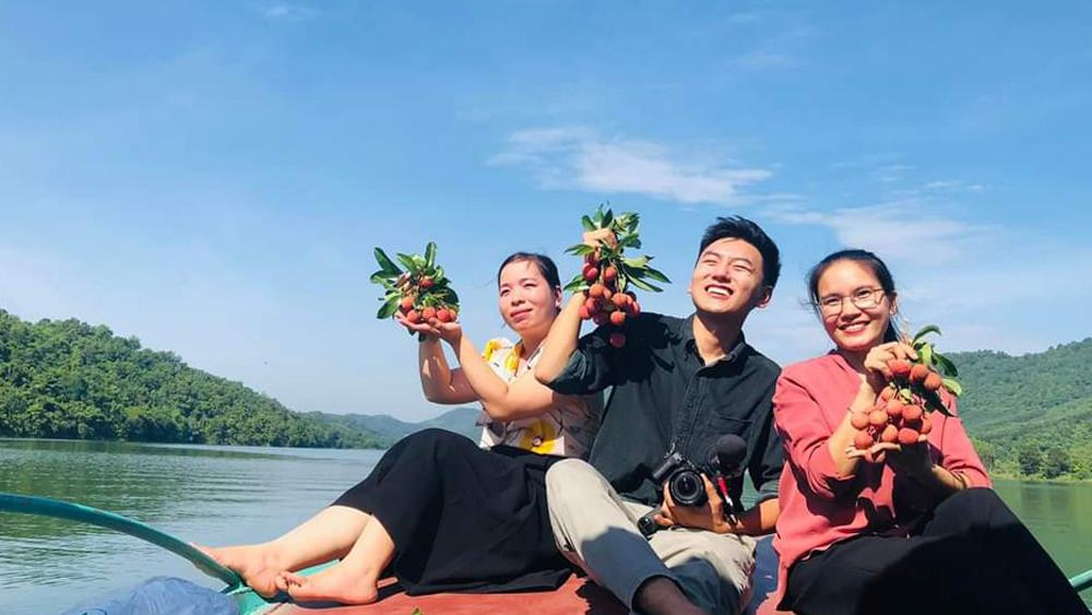 Khách du lịch nước ngoài thăm vườn vải và trải nghiệm hồ Cấm Sơn (Lục Ngạn).