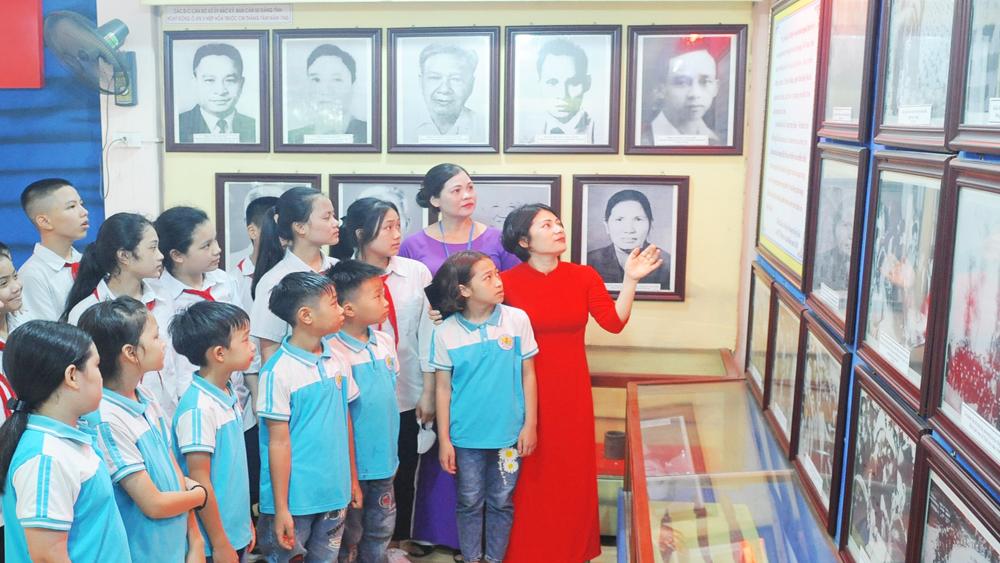 Giáo dục truyền thống cho thế hệ trẻ tại Nhà truyền thống ATK II Hiệp Hòa. Ảnh: VH.