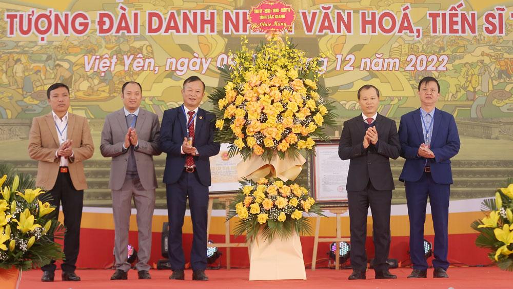 Đồng chí Mai Sơn tặng hoa chúc mừng nhân dân và chính quyền huyện Việt Yên.