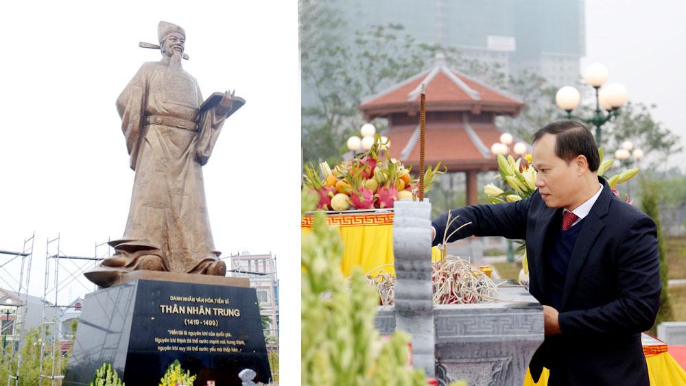 Đồng chí Mai Sơn dâng hương tại tượng đài Danh nhân văn hóa, Tiến sĩ Thân Nhân Trung.