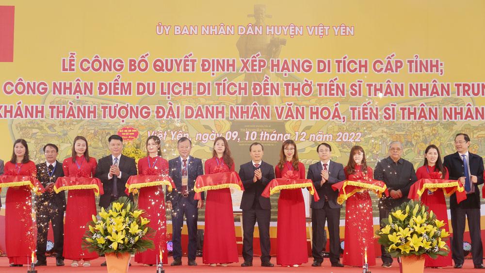 Các đại biểu cắt băng khánh thành tượng đài Danh nhân văn hóa, Tiến sĩ Thân Nhân Trung.