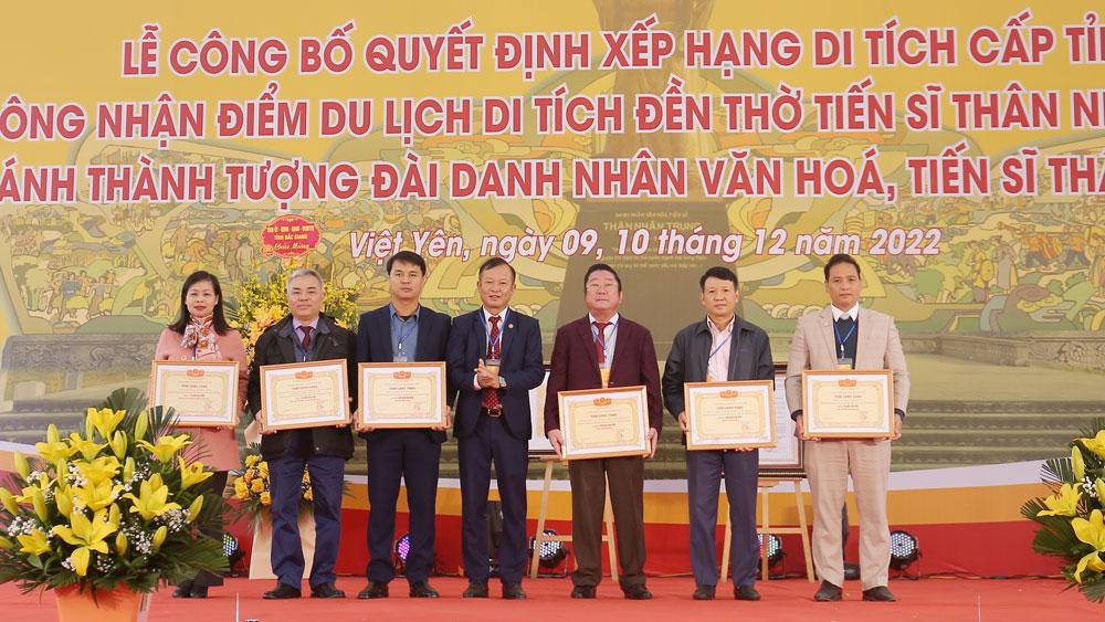 Đồng chí Nguyễn Đại Lượng, Chủ tịch UBND huyện Việt Yên trao chứng nhận Tấm lòng vàng cho các tổ chức, cá nhân ủng hộ xây dựng đền thờ.