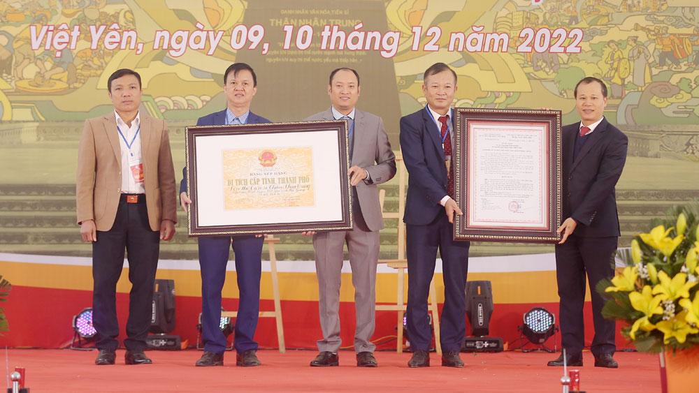Đồng chí Mai Sơn trao quyết định cho đại diện chính quyền và nhân dân huyện Việt Yên.