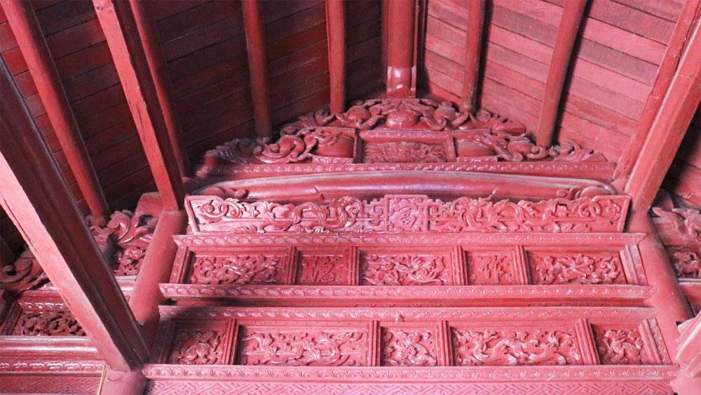 Bức vách ngôi nhà cổ của gia đình ông Vũ Văn Trung (thôn Giữa) được chạm khắc nhiều họa tiết tinh xảo.