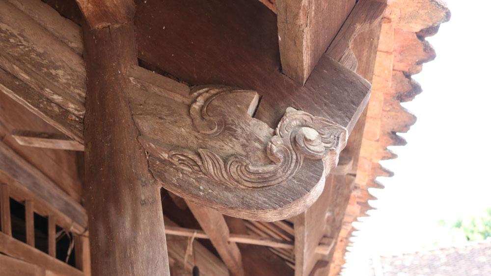 Mặc dù trải qua hàng trăm năm song các cấu kiện được làm bằng gỗ lim ở những ngôi nhà cổ ở xã Tiên Lục còn rất chắc chắn.