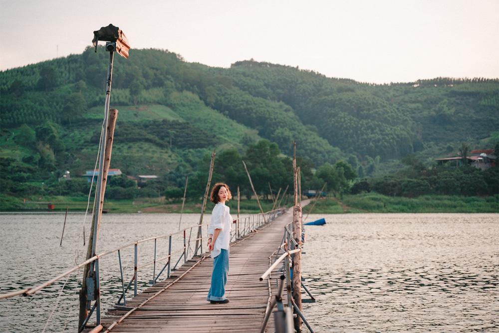 Thuỳ Dương chụp ảnh tại cầu phao trên hồ Cấm Sơn.