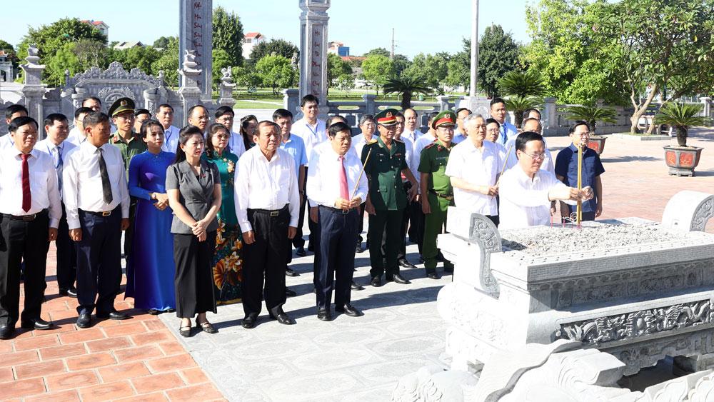 Đồng chí Võ Văn Thưởng cùng các đại biểu dâng hương tại Đền Xương Giang. 