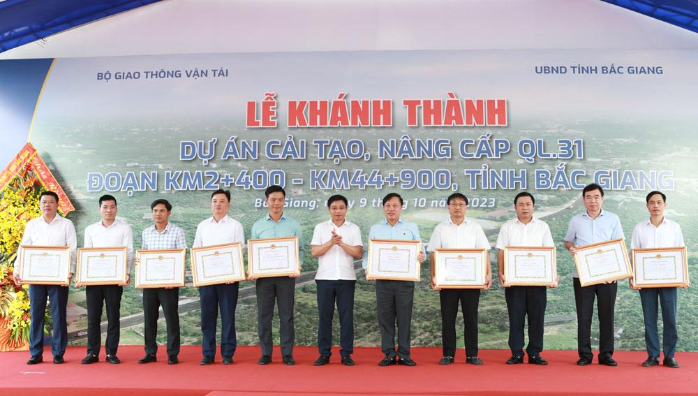 Bộ trưởng Bộ GTVT Nguyễn Văn Thắng trao Bằng khen cho các tập thể, cá nhân có thành tích xuất sắc trong thực hiện dự án.