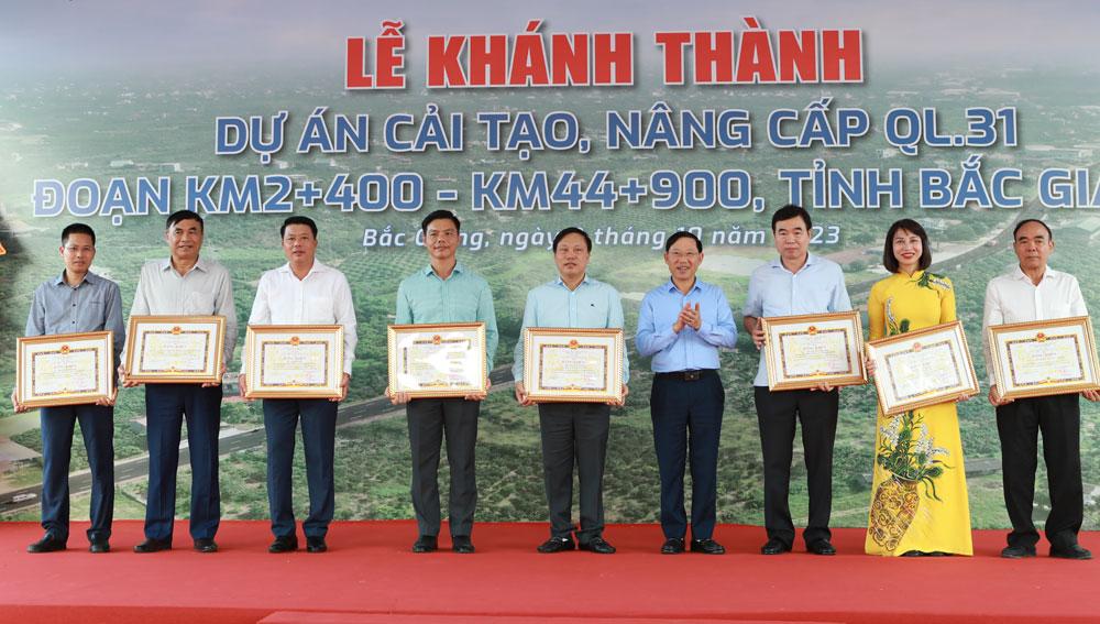 Các tập thể, cá nhân được Chủ tịch UBND tỉnh Bắc Giang Lê Ánh Dương tặng Bằng khen.