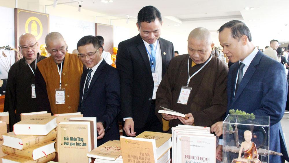 Đồng chí Mai Sơn và các đại biểu tham quan gian trưng bày sách về Phật giáo Trúc Lâm. 